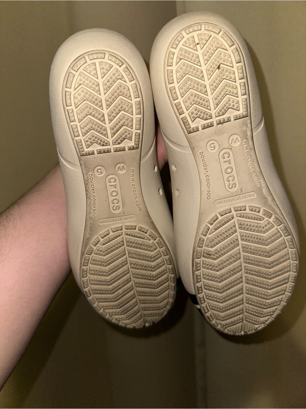 Crocs women's cap toe flats in stucco and black size 5 - Picture 2 of 5